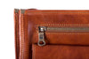 Umhängetasche Leder Braun Front Detailansicht | Titus' Brief Grande